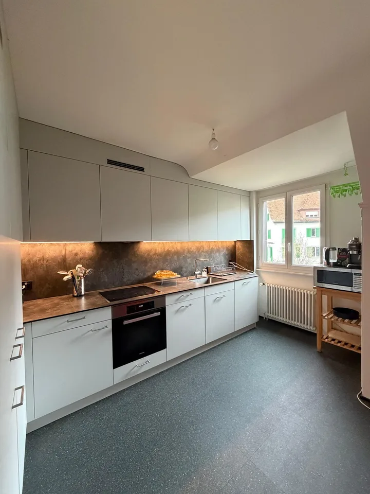 Helles Zimmer mit Balkon in grosszügiger 200 m² Wohnung in Hirslanden