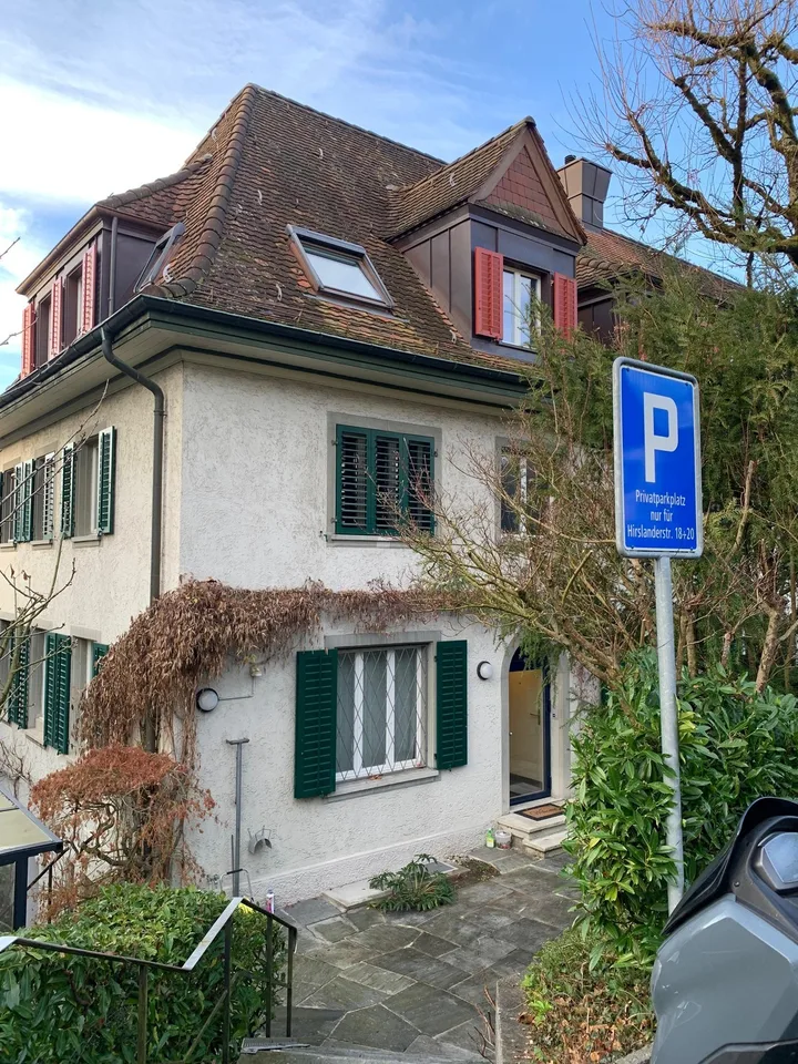 Helles Zimmer mit Balkon in grosszügiger 200 m² Wohnung in Hirslanden