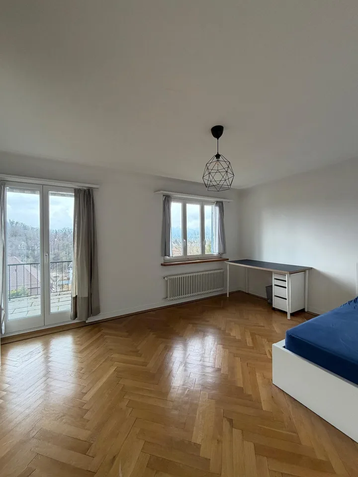 Helles Zimmer mit Balkon in grosszügiger 200 m² Wohnung in Hirslanden