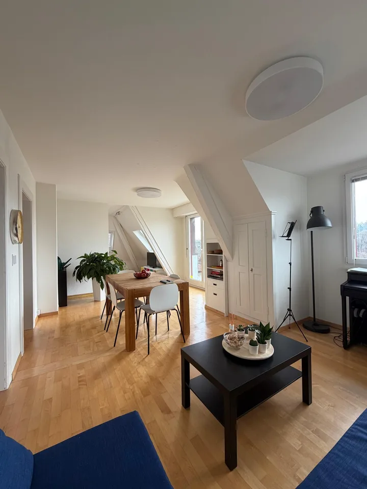 Helles Zimmer mit Balkon in grosszügiger 200 m² Wohnung in Hirslanden