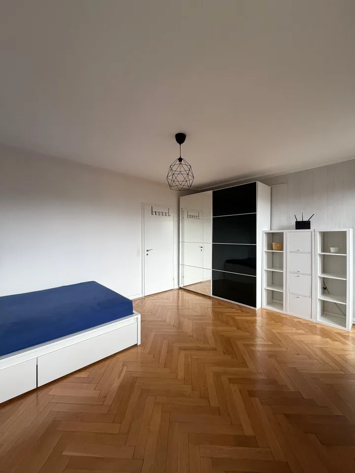 Helles Zimmer mit Balkon in grosszügiger 200 m² Wohnung in Hirslanden