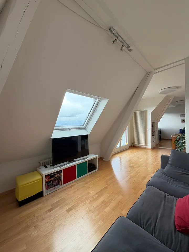 Helles Zimmer mit Balkon in grosszügiger 200 m² Wohnung in Hirslanden