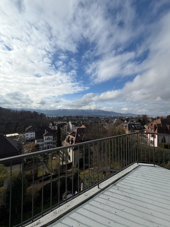 Helles Zimmer mit Balkon in grosszügiger 200 m² Wohnung in Hirslanden