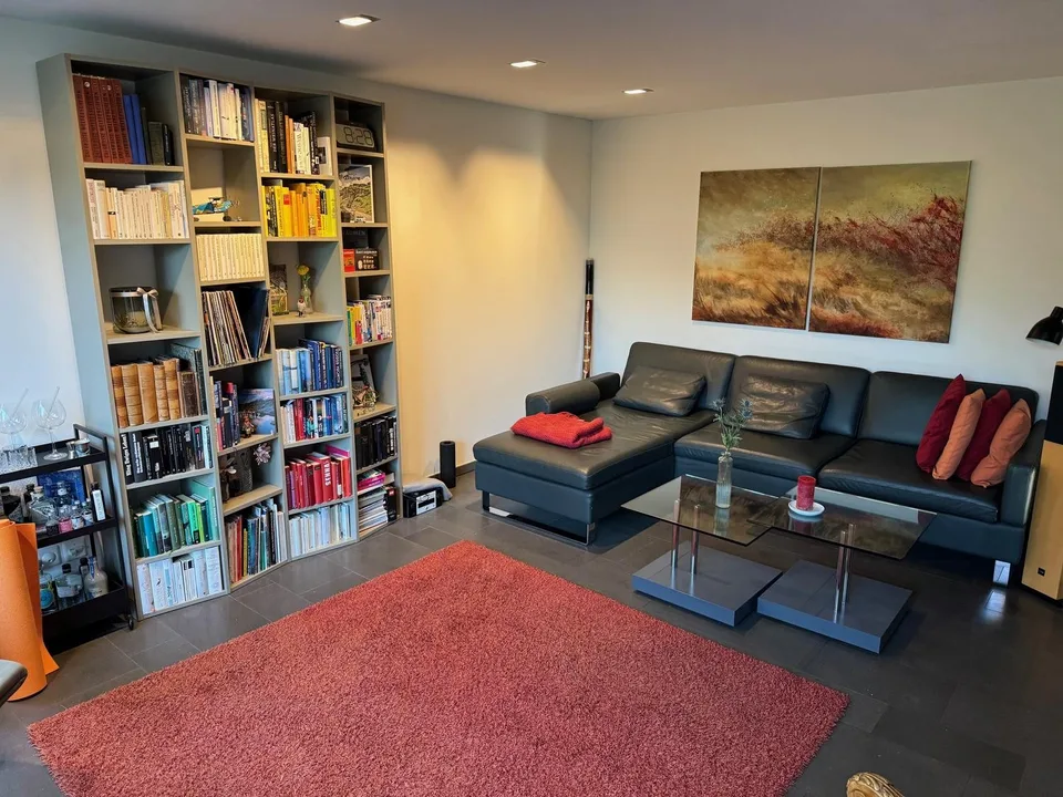 6.5 Zimmer eingebettet in üppigem Garten (3 Schlafzimmer, 2 Arbeitszimmer)