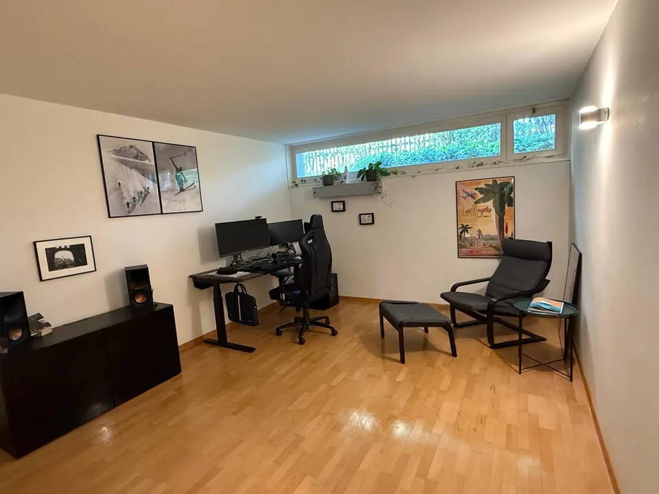6.5 Zimmer eingebettet in üppigem Garten (3 Schlafzimmer, 2 Arbeitszimmer)