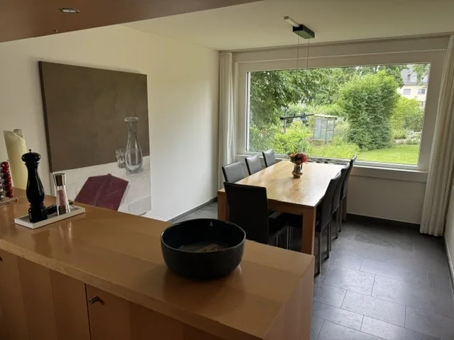 6.5 Zimmer eingebettet in üppigem Garten (3 Schlafzimmer, 2 Arbeitszimmer)
