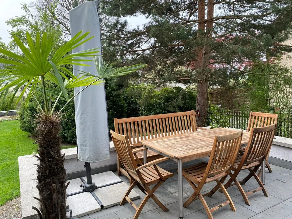 6.5 Zimmer eingebettet in üppigem Garten (3 Schlafzimmer, 2 Arbeitszimmer)