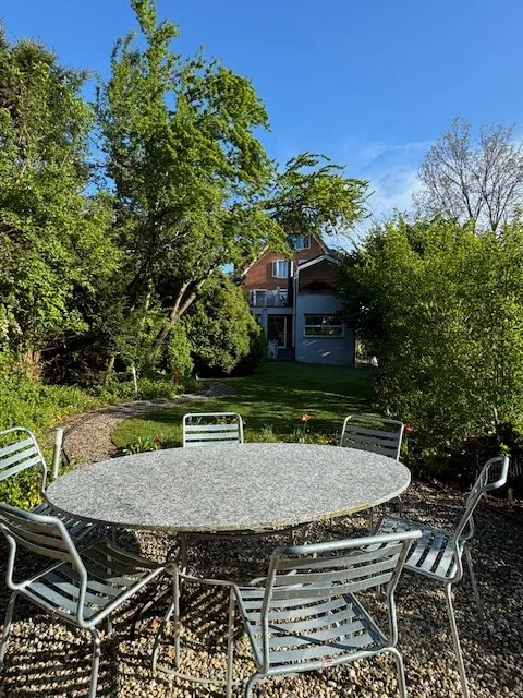 6.5 Zimmer eingebettet in üppigem Garten (3 Schlafzimmer, 2 Arbeitszimmer)