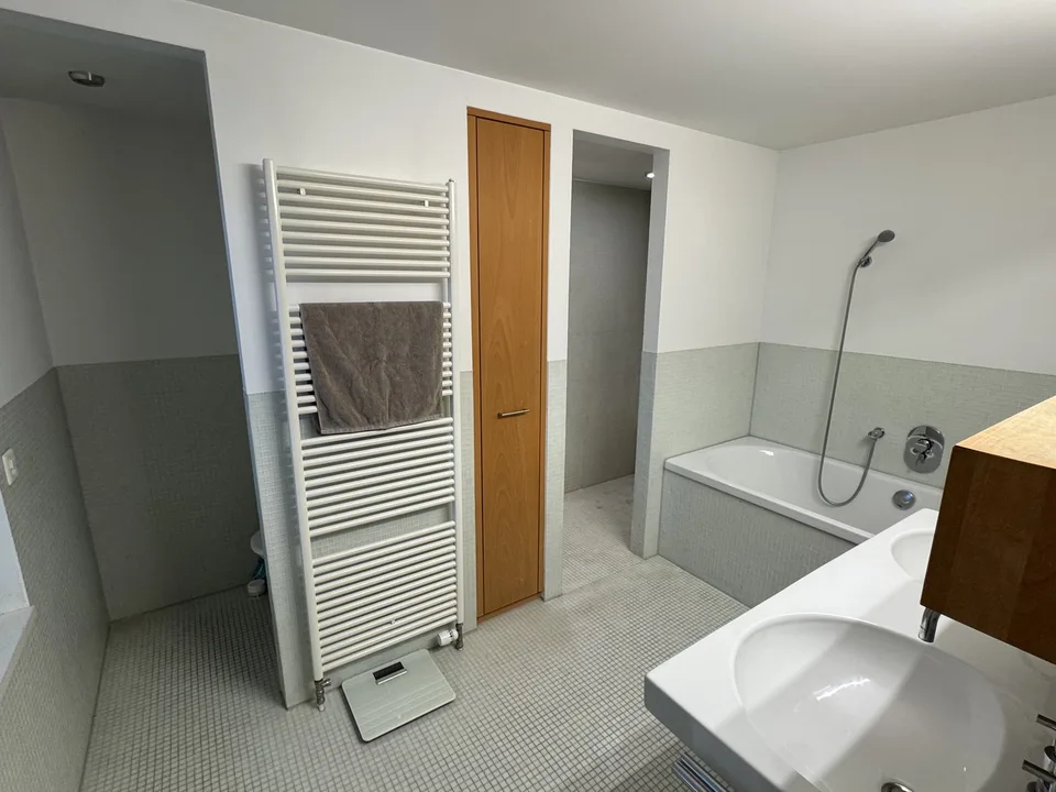 6.5 Zimmer eingebettet in üppigem Garten (3 Schlafzimmer, 2 Arbeitszimmer)