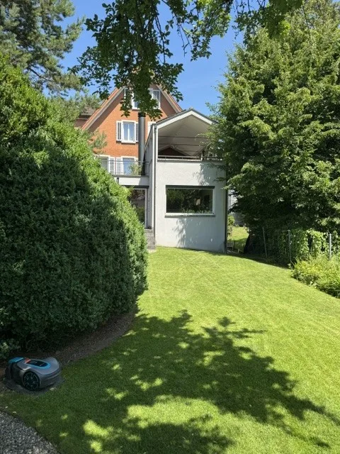 6.5 Zimmer eingebettet in üppigem Garten (3 Schlafzimmer, 2 Arbeitszimmer)