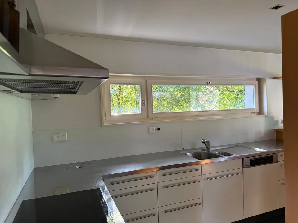 6.5 Zimmer eingebettet in üppigem Garten (3 Schlafzimmer, 2 Arbeitszimmer)