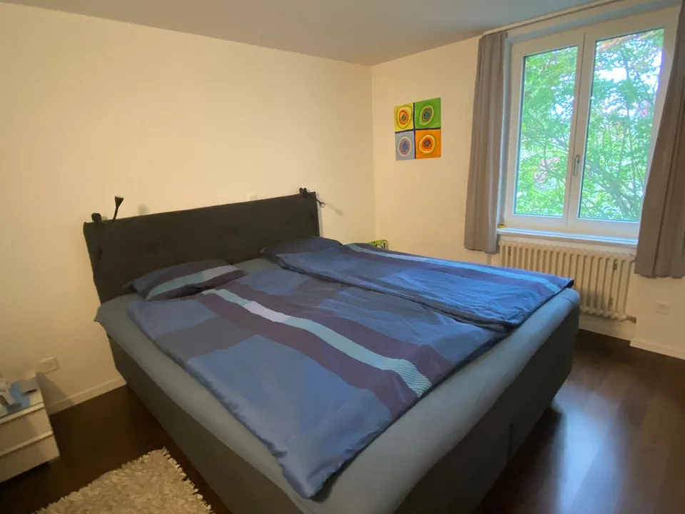 6.5 Zimmer eingebettet in üppigem Garten (3 Schlafzimmer, 2 Arbeitszimmer)
