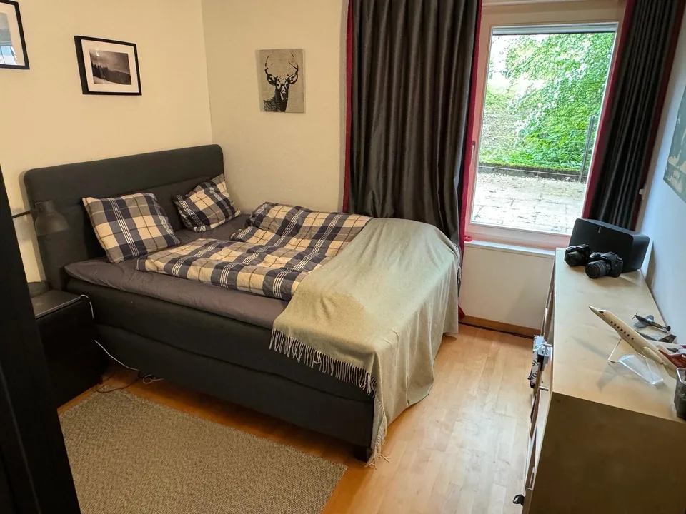 6.5 Zimmer eingebettet in üppigem Garten (3 Schlafzimmer, 2 Arbeitszimmer)