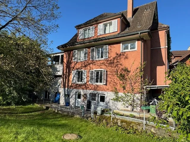6.5 Zimmer eingebettet in üppigem Garten (3 Schlafzimmer, 2 Arbeitszimmer)