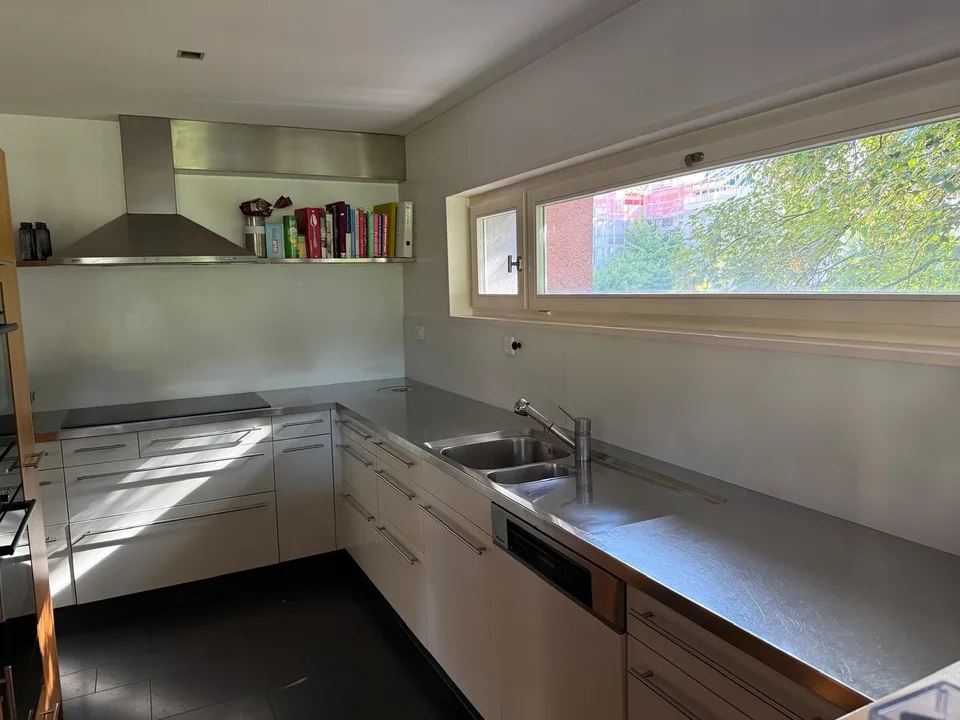 6.5 Zimmer eingebettet in üppigem Garten (3 Schlafzimmer, 2 Arbeitszimmer)