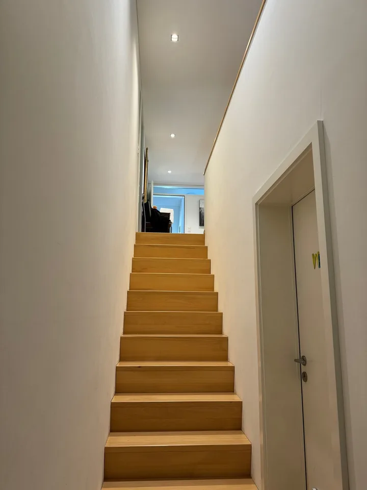 6.5 Zimmer eingebettet in üppigem Garten (3 Schlafzimmer, 2 Arbeitszimmer)