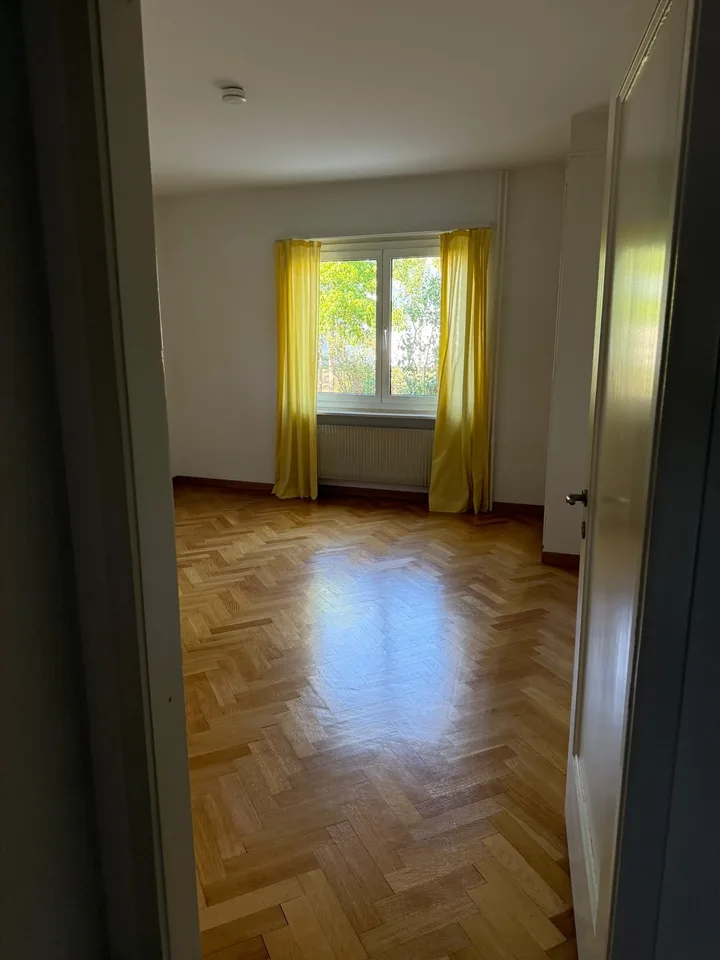 2.5-Room Apartment with Spacious Living Area & Private Garden