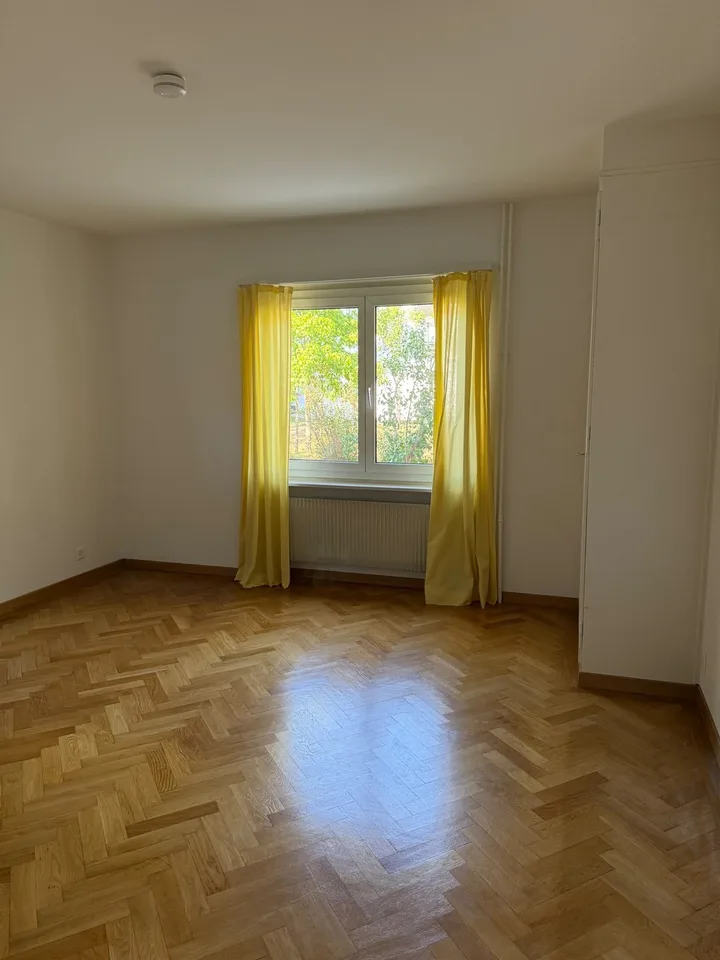 2.5-Room Apartment with Spacious Living Area & Private Garden