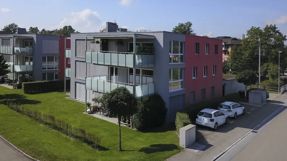 MODERNE 3.5 ZIMMER WOHNUNG MIT GROSSEM BALKON ZU VERMIETEN