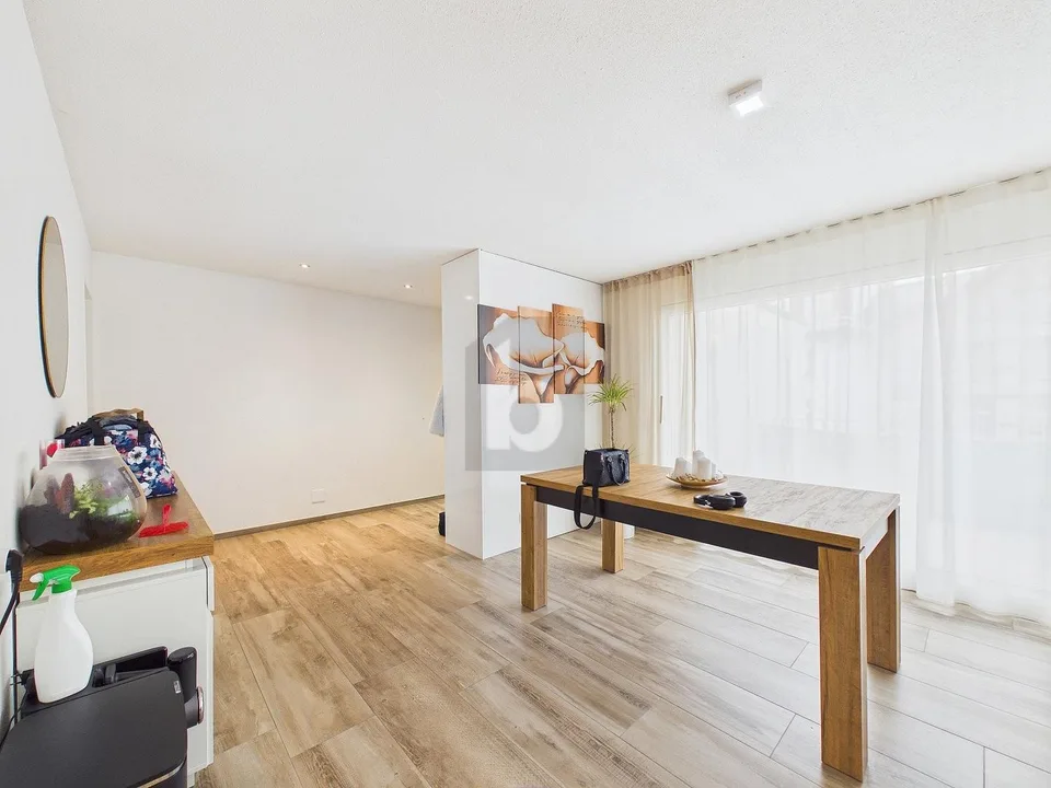 Inondato di luce, con zona living e pranzo aperta