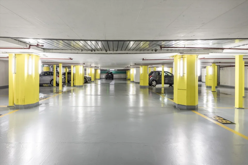 Places de parkings à louer - Rue du Rhône 50