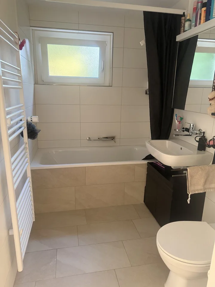 Helle 2.5 Zimmer- Wohnung mit eigenem Gartensitzplatz