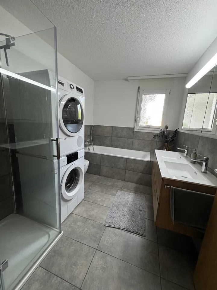 Moderne 4.5-Zimmer-Wohnung mit zwei Balkonen, Klimaanlage und Tiefgaragenplätzen in Oberbüren