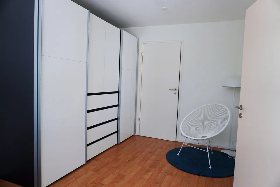 Möblierte 2.5-Zimmer-Wohnung mit separatem Eingang, eigenem Gartensitzplatz und Parkplatz