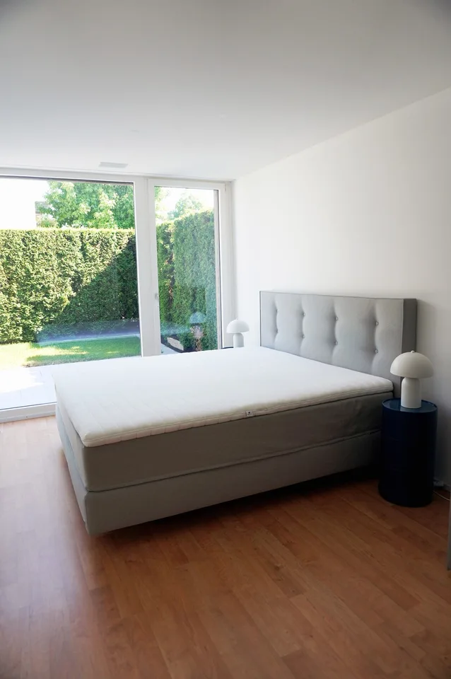Möblierte 2.5-Zimmer-Wohnung mit separatem Eingang, eigenem Gartensitzplatz und Parkplatz
