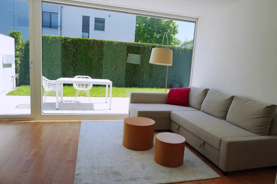 Möblierte 2.5-Zimmer-Wohnung mit separatem Eingang, eigenem Gartensitzplatz und Parkplatz