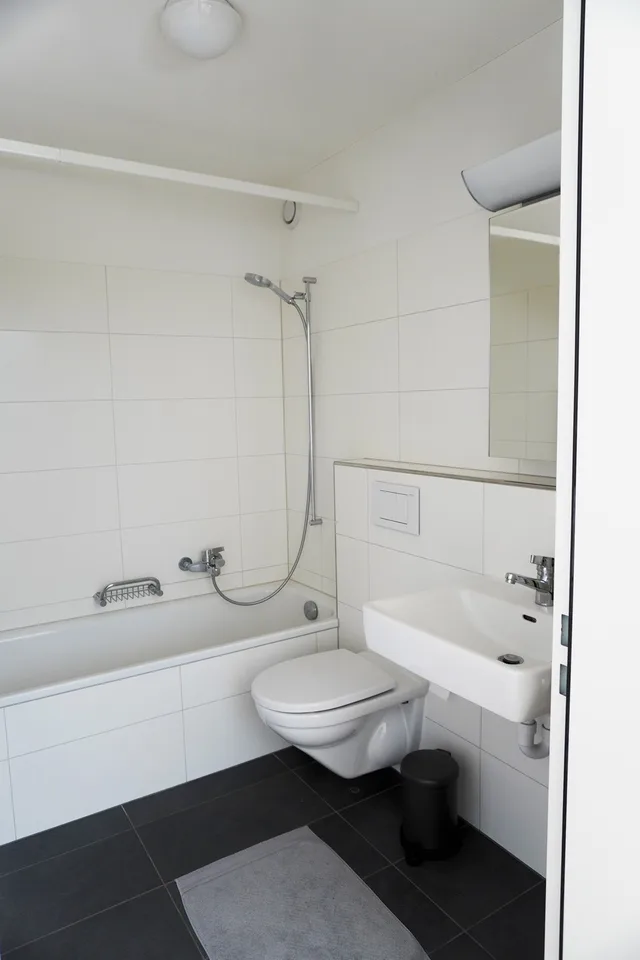 Möblierte 2.5-Zimmer-Wohnung mit separatem Eingang, eigenem Gartensitzplatz und Parkplatz