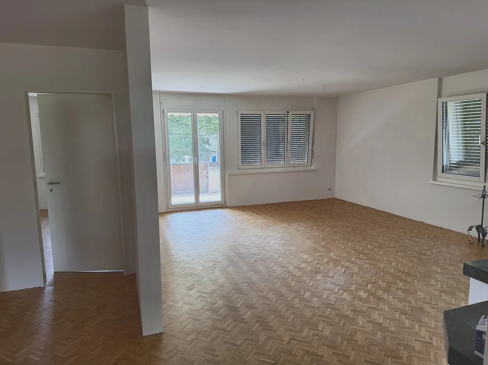 Frisch renovierte 4.5-Zimmer-Wohnung mit Cheminée, Balkon und eigener Waschküche