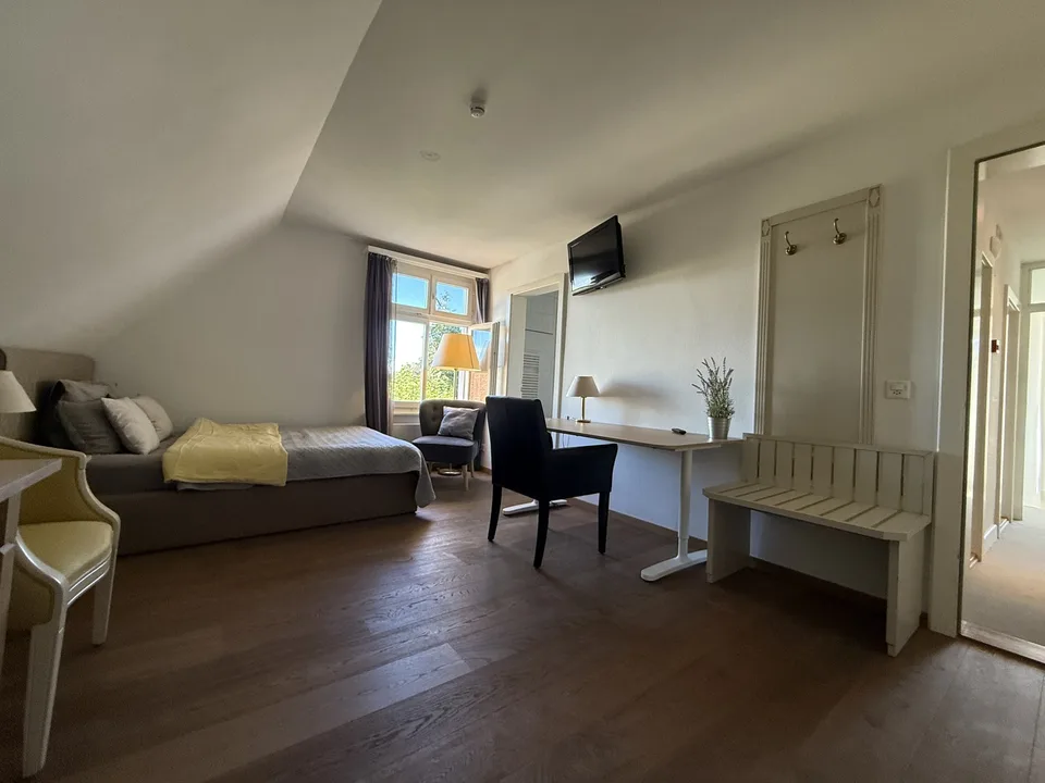 Wunderschönes, möbliertes Zimmer - ruhig und hell - all inklusive!