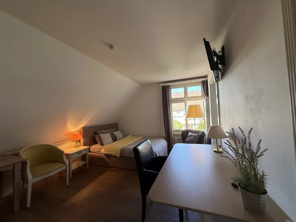 Wunderschönes, möbliertes Zimmer - ruhig und hell - all inklusive!