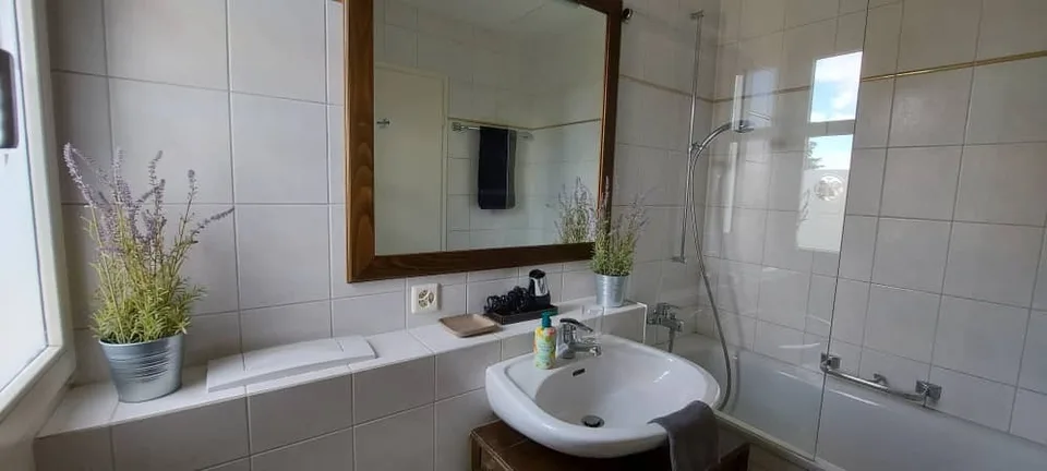 Wunderschönes, möbliertes Zimmer - ruhig und hell - all inklusive!