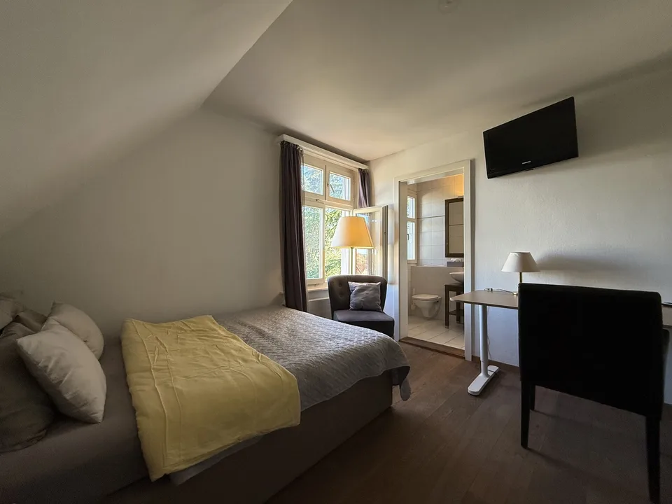 Wunderschönes, möbliertes Zimmer - ruhig und hell - all inklusive!