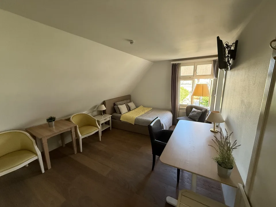 Wunderschönes, möbliertes Zimmer - ruhig und hell - all inklusive!