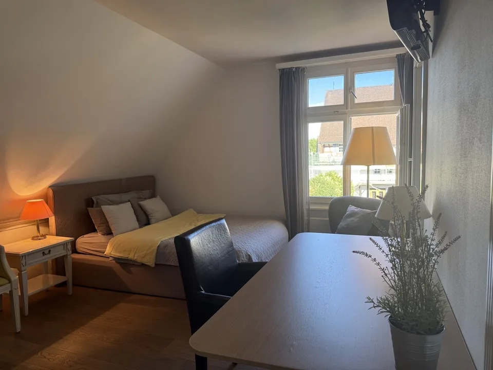 Wunderschönes, möbliertes Zimmer - ruhig und hell - all inklusive!