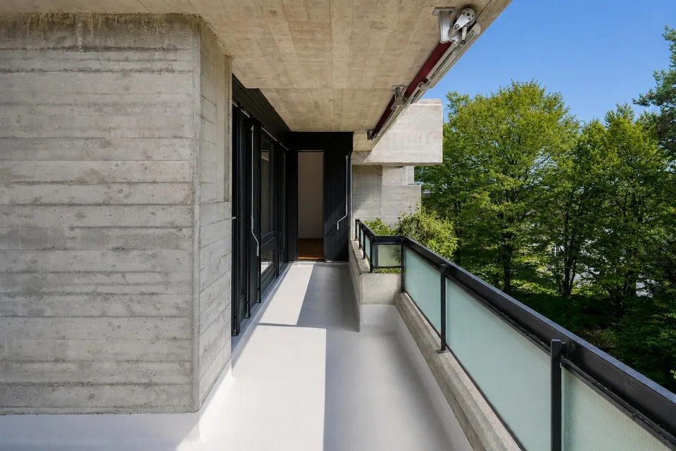lichtdurchflutete Traumwohnung mit über 250m² Dachterrasse in Zürich-Höngg
