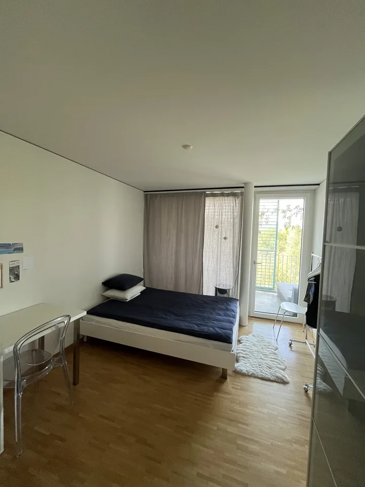 Helles modernes WG-Zimmer mit Balkon (unbefristet)
