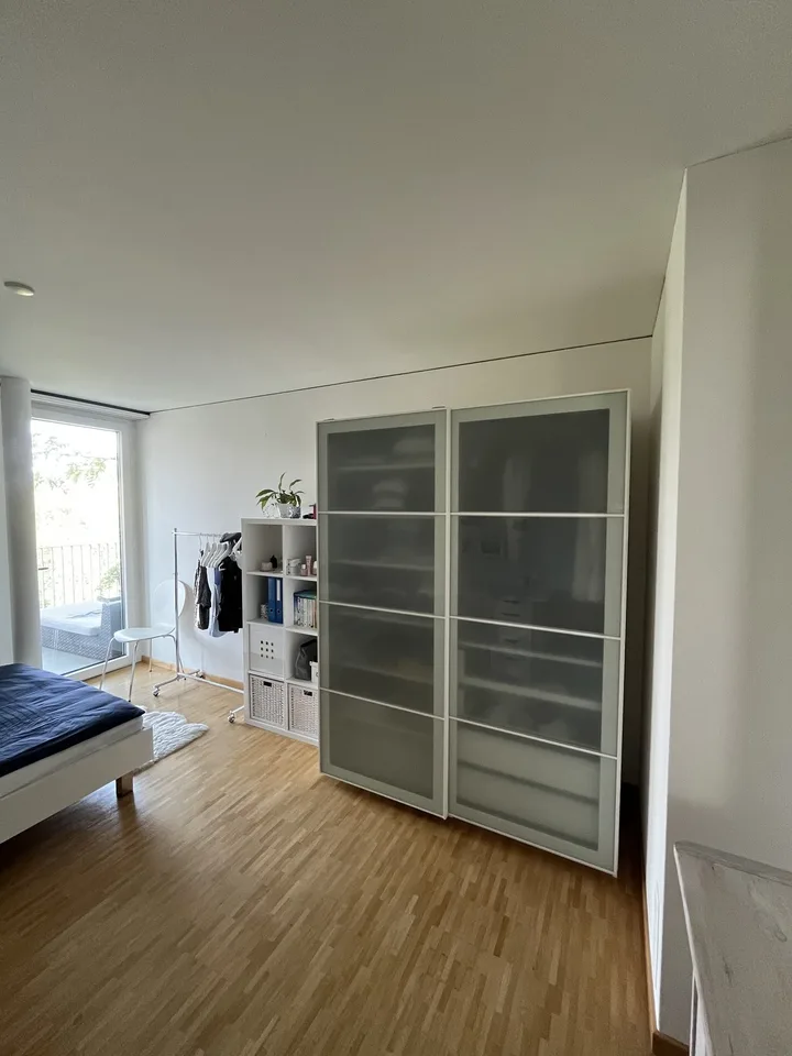 Helles modernes WG-Zimmer mit Balkon (unbefristet)