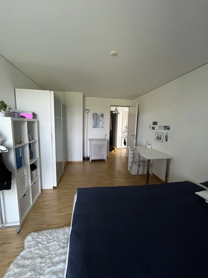 Helles modernes WG-Zimmer mit Balkon (unbefristet)