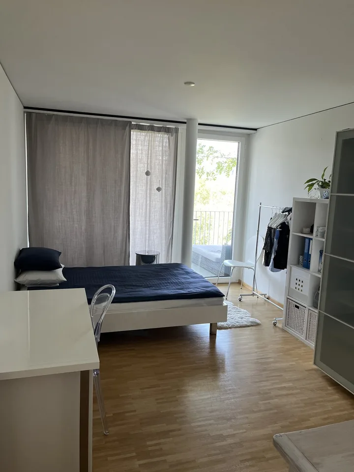 Helles modernes WG-Zimmer mit Balkon (unbefristet)