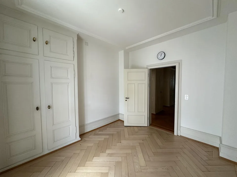 13,5 m² | 2. OG Altbau | per 1. September 2026 oder nach Vereinbarung | CHF 1'304/Mt. inkl. Reinigung (exkl. Internet)