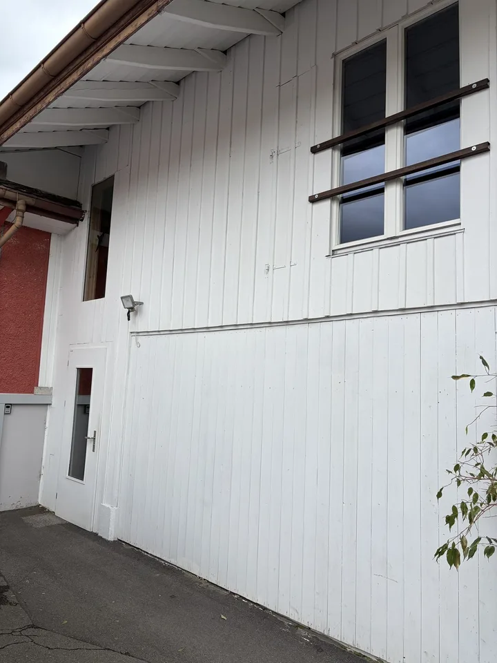 "helle Fabrikloft als Büro/Atelier" an ruhiger Lage von Riedikon