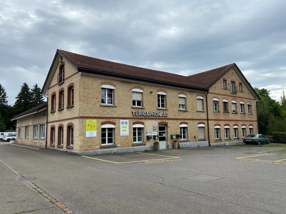 "helle Fabrikloft als Büro/Atelier" an ruhiger Lage von Riedikon