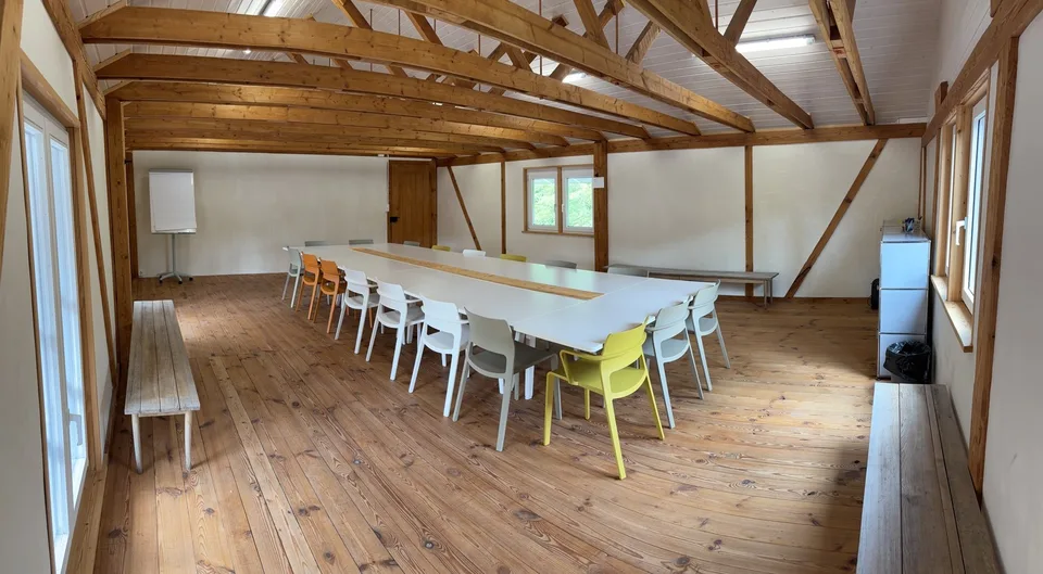 "helle Fabrikloft als Büro/Atelier" an ruhiger Lage von Riedikon