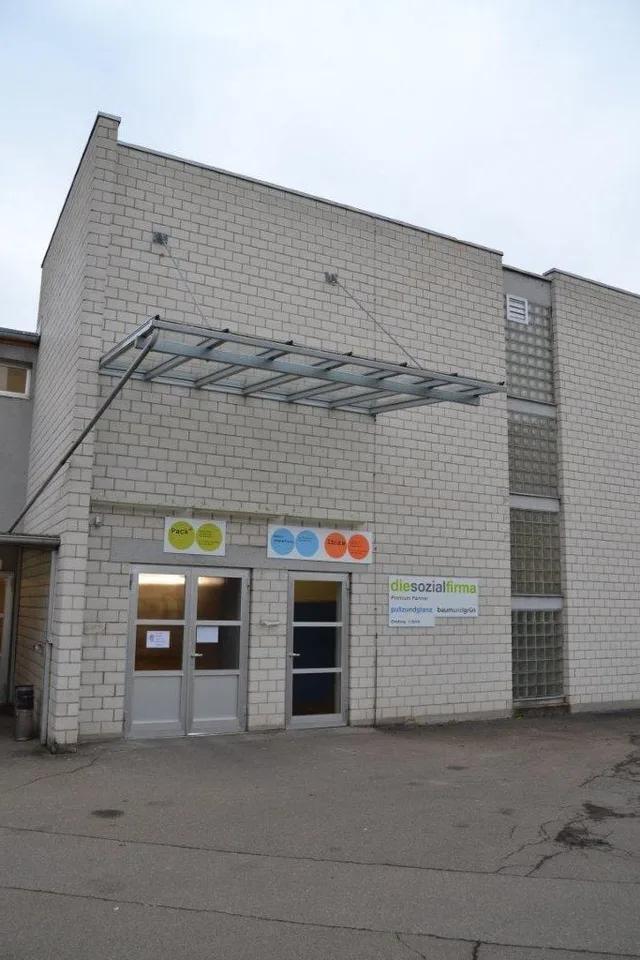 "helle Fabrikloft als Büro/Atelier" an ruhiger Lage von Riedikon