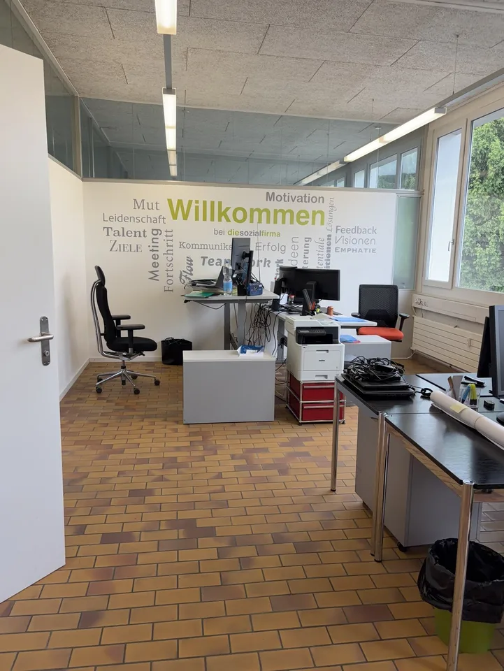 "helle Fabrikloft als Büro/Atelier" an ruhiger Lage von Riedikon