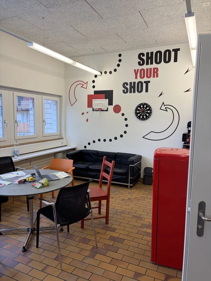 "helle Fabrikloft als Büro/Atelier" an ruhiger Lage von Riedikon